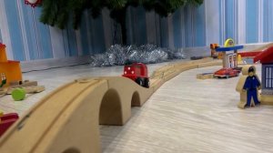 Макс строит деревянную железную дорогу и играет в машинки и поезда для детей