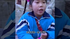 Девочка из Китая покупает еду в ларьке