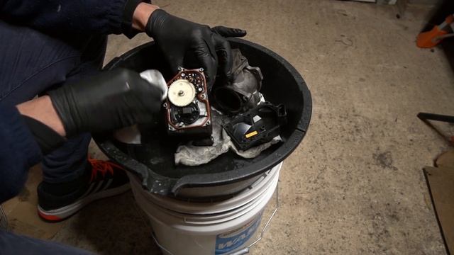 Audi A4 B8 2.0TDI - EGR Cleaning [What is inside] Part 2 смотреть онлайн