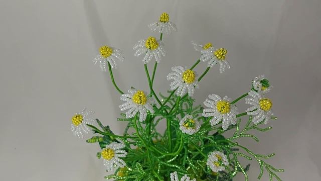 Ромашка аптечная (лекарственная) из бисера. Авторская работа. Бисероплетение Beaded Chamomile Flowe