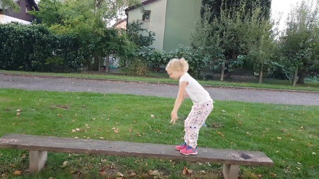 Lavička jako kladina | Sportovní činnost | Máma v Německu смотреть онлайн