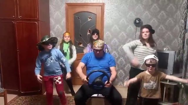 Дедушка мечта возить внуков на дискотеку. смотреть онлайн