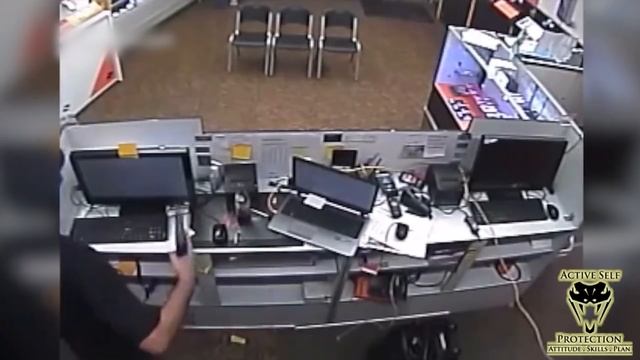 Alert Store Manager Stops Armed Robbery as it Starts | Active Self Protection смотреть онлайн