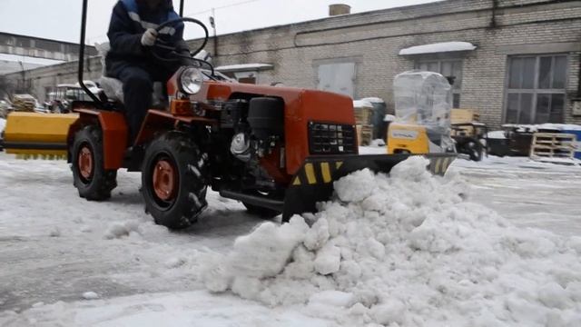 Видеообзор: отвал и щётка к мини - трактору в работе смотреть онлайн