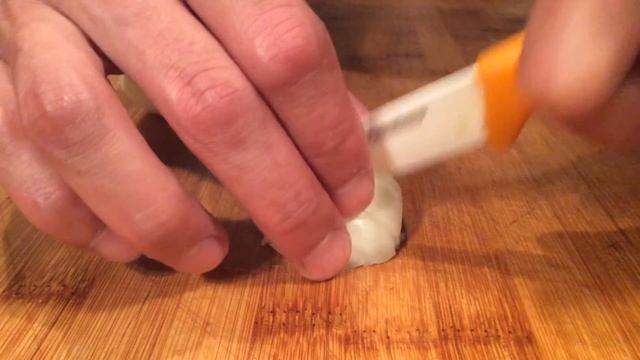 Как правильно нарезать лук. Очень легко мелко нарезать лук. смотреть онлайн