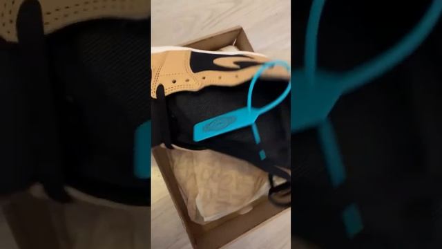 Кроссовки Nike Air Jordan 1 Hight OG “HEILROOM” . Пойзон оригинал. смотреть онлайн