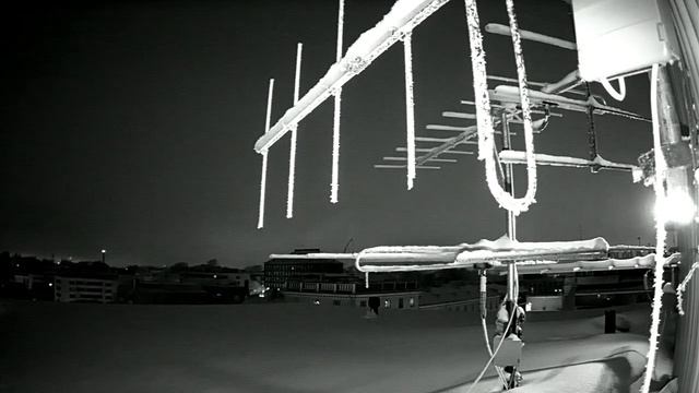 Timelapse rooftop camera video, blue clear or cloudy winter skies and snow, antenna array, Finland смотреть онлайн