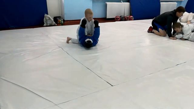 Смешанные единоборства. Отработка болевых на руку с манекеном смотреть онлайн