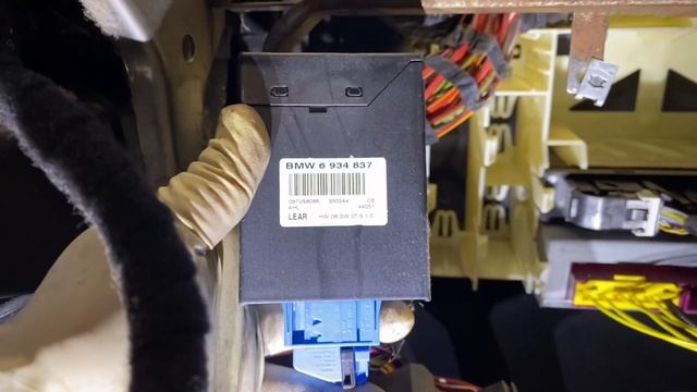 Location for Airbag Gateway, Adaptive Headlight & Body Control Modules On BMW E60 5-Series смотреть онлайн