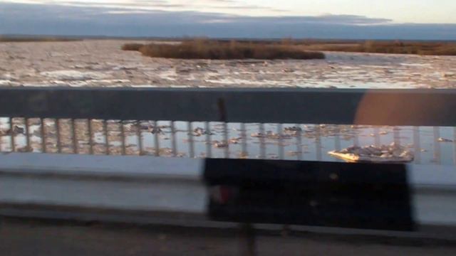 Паводок под Котласом.19 апреля 2016г под автомобильным мостом. смотреть онлайн