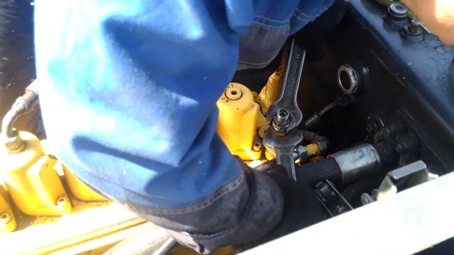 21.05.17 Регулировка давления сдвоенного насоса на распределительном блоке смотреть онлайн