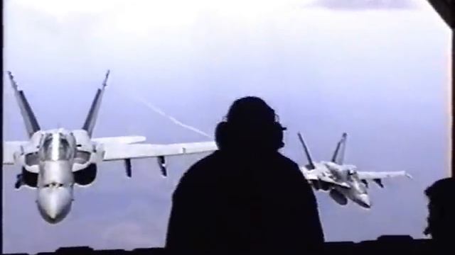F-18 from out the back of a KC-130 смотреть онлайн