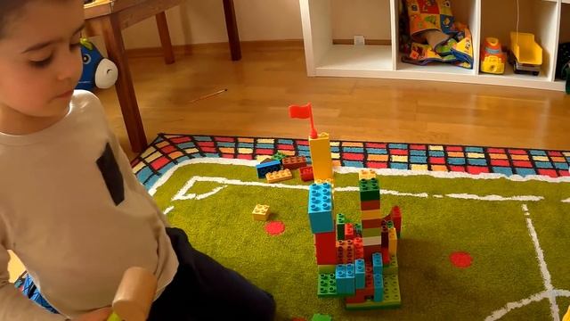 Даниэль играет в Lego. Строим замок. смотреть онлайн