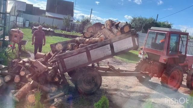 Трактор выгружает дрова смотреть онлайн