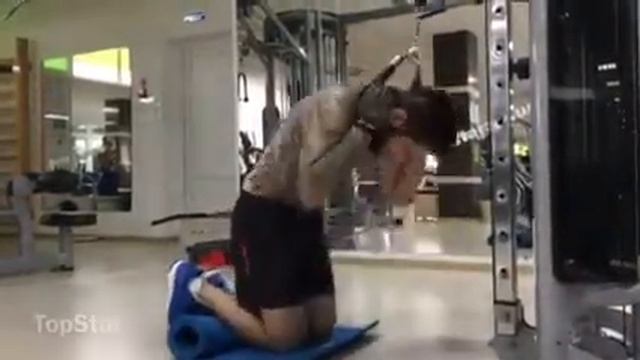 Скручивания в верхнем блоке «молитва» смотреть онлайн