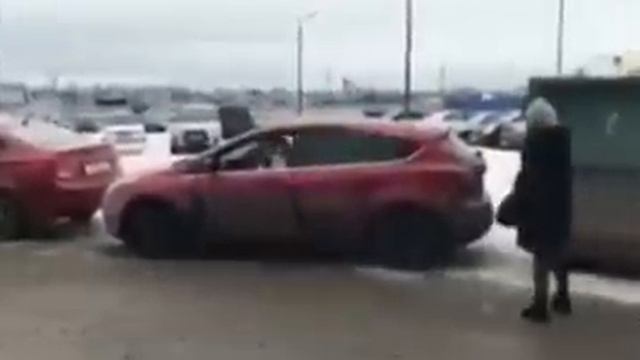 Женщины на парковке :) смотреть онлайн