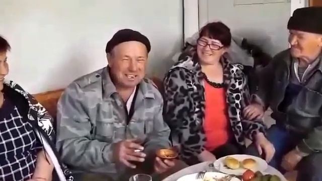 ВО ДЕЛА, ОН ВООБЩЕ ПОХОДУ, БАБЫ, НЕ ИЗ НАШЕГО СЕЛА смотреть онлайн