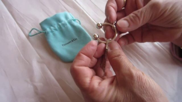 Return to Tiffany™ Oval Tag Key Ring in Sterling Silver with Tiffany & Co. Pouch смотреть онлайн