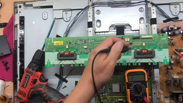 Ремонт телевизора Panasonic TX-R32LX80KS диод моргает два раза. смотреть онлайн