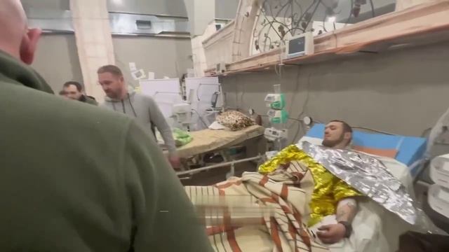 Евгений Пригожин посетил раненых бойцов одного из отрядов "Оркестра". смотреть онлайн