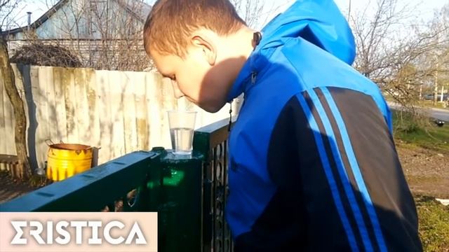 Спор: Выпей стакан воды без рук смотреть онлайн