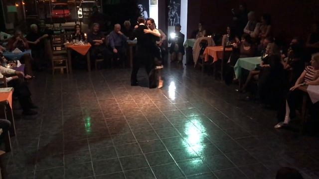 Nacho Mora y Celia Rodríguez - Milonga Arolas Tango 2/4 смотреть онлайн