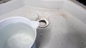 Как ПРОЧИСТИТЬ ЗАСОР В ВАННОЙ если плохо сливается вода. Простой и быстрый способ устранить засор