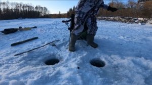 ЗИМНЯЯ РЫБАЛКА. Отпускаем тайменя домой. Как ловить тайменя зимой. Горная рыбалка.