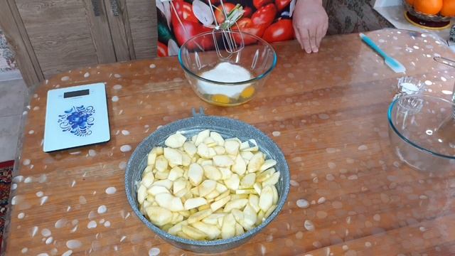 Шарлотка с яблоками. Лучше торта. Классический пошаговый рецепт. смотреть онлайн