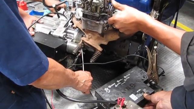 Escuela de mecanica, probando motor r-9 смотреть онлайн