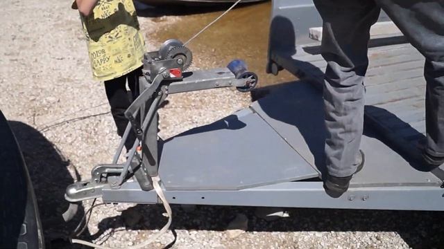 А вам слабо?!!!! Слипование лодки меньше чем за 10 минут в ботиночках )))) смотреть онлайн