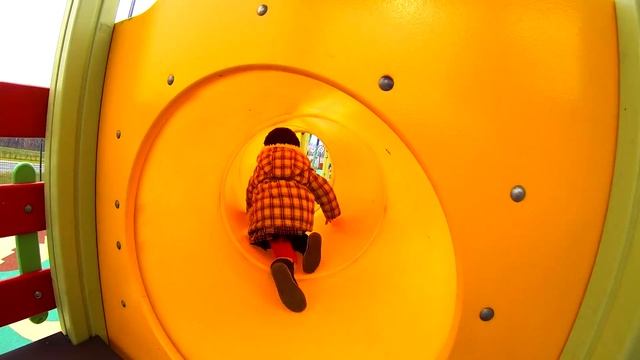 Привет, ребята! VLOG. Катя играет на детской площадке смотреть онлайн