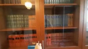 Книжный шкаф со стеклянными дверцами