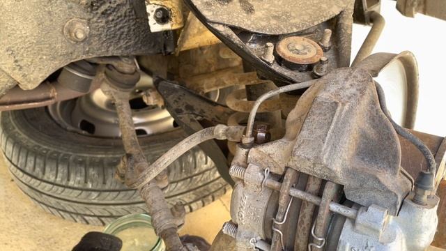 Замена тормозных шлангов, прокачиваю и меняю тормозную жидкость ВАЗ 21013, нюансы. смотреть онлайн