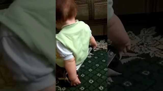 Как ребенок ползает в брейсах Медвежонок. 10 месяцев.