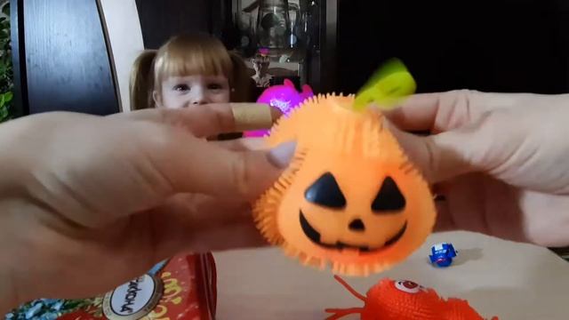 Аня и ее новые игрушки. Пищалки. Миньон. Тыква. Динозавр. смотреть онлайн