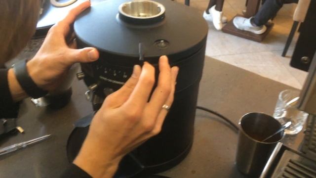 Быстрая (не полная) чистка кофемолки mahlkonig k30. смотреть онлайн