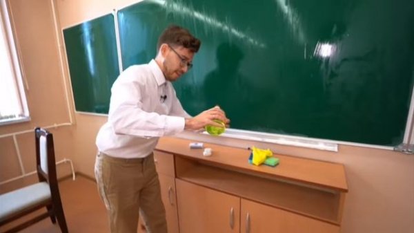 8 СПОСОБОВ ПРАНКАНУТЬ УЧИТЕЛЯ В ШКОЛЕ!