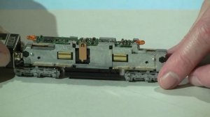 ?How to install DCC Decoder DiGitrax DN163K1a in a KATO SD40