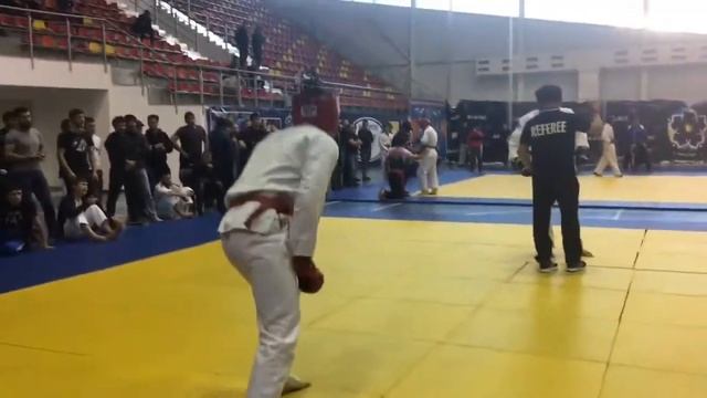 Ислам Жангоразов красный шлем победа