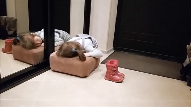 Детский ВЛОГ Идем гулять - Аделина сама одевается на прогулку | child dresses смотреть онлайн