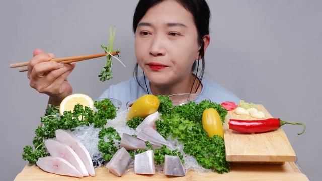 병어회와 열빙어알을 품은 한치 리얼사운드 먹방 ASMR RAW SILVER POMFRET(BUTTERFISH), KOMOCHI YARIIKA MUKBANG EATING SOUND смотреть онлайн