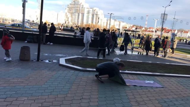 Minsk Belarus, перед торговым центром Галерея. Суперфутболист снова выступает, и в жару и в холод смотреть онлайн