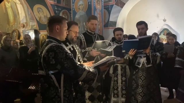 Митрополит Амвросий с хором поет в Знаменской церкви д. Савватьево 19.04.2022 смотреть онлайн