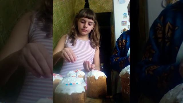 Памагла бабуле пекти паски. Подписывайтесь на канал и ставьте лайки. смотреть онлайн