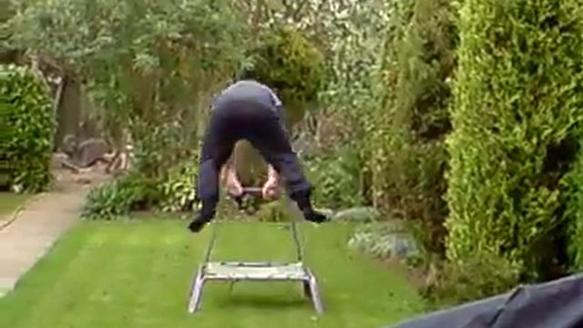 Fat Man Falls Off A Trampoline смотреть онлайн