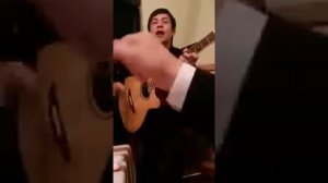 Казах красиво поет под гитару ( Нурым Куаныш)