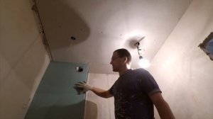 Какой гипсокартон взять для ванной. Зашиваем короб и потолок гипсом.