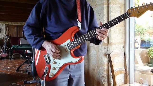 Squier Stratocaster Simon Neil.... смотреть онлайн