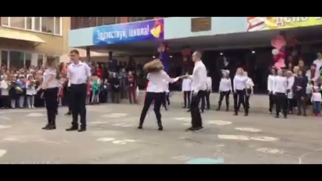 ТАНЕЦ ВЫПУСКНИКОВ НА 1 СЕНТЯБРЯ 2017 год смотреть онлайн